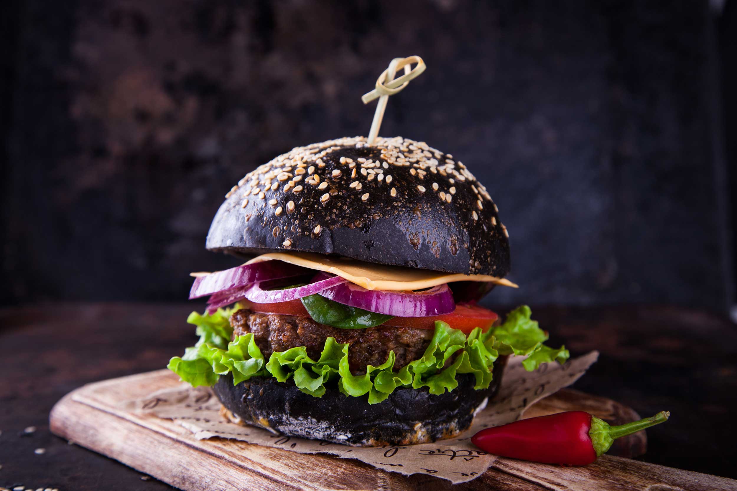 Černé housky na burger s aktivním uhlím
